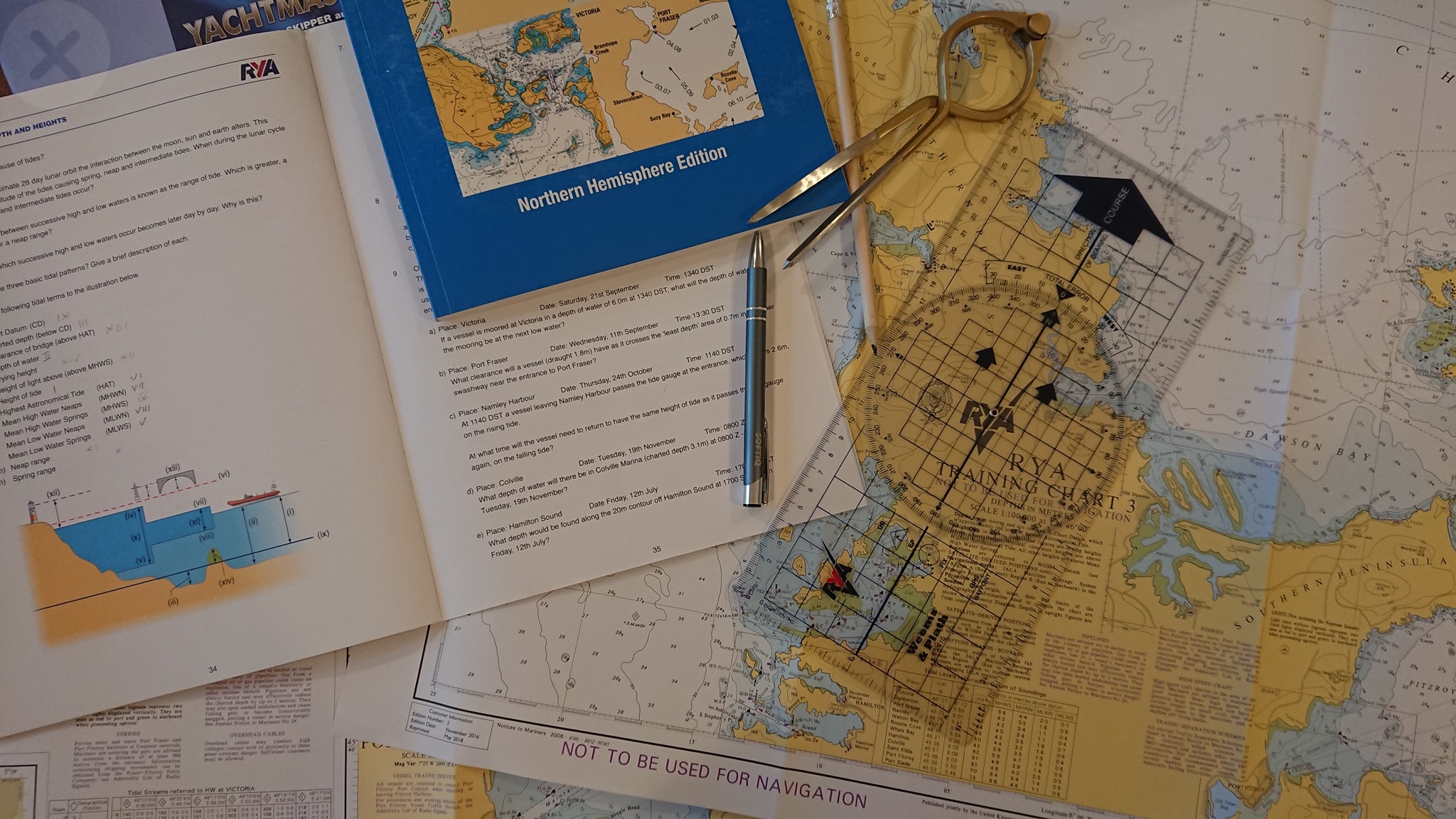 RYA Yachtmaster Offshore bogate materiały dydaktyczne w cenie w tym mapy, almanach oraz przyżądy nawigacyjne